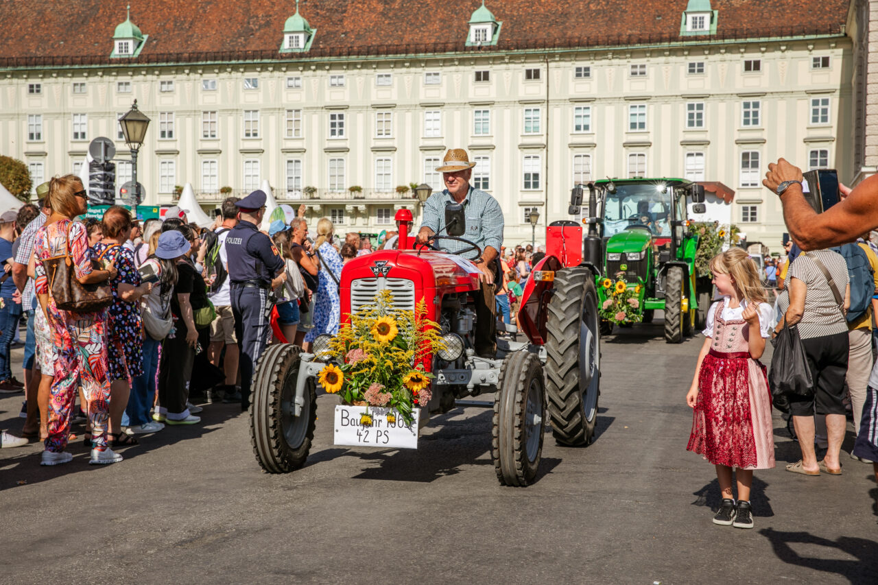 Oldtimer Traktor am Wiener Heldenplatz