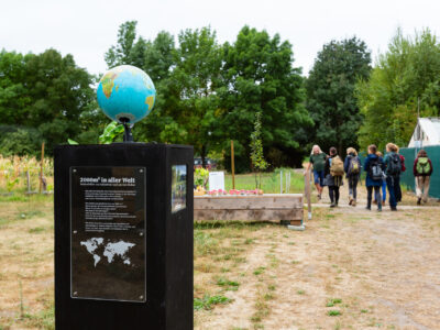 Gruppe von Menschen die durch einen Garten spaziert