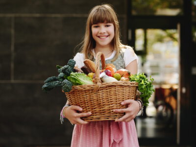 Mädchen mit Bio-Produkten