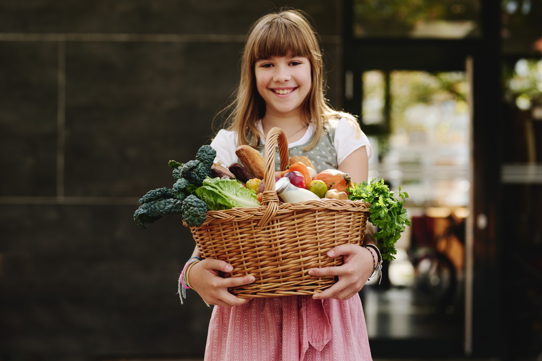 Mädchen mit Bio-Produkten
