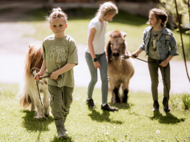 Kinder am Biohof Moar mit Pony