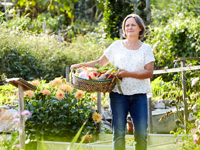 Irmgard Scheidl im Naturgarten