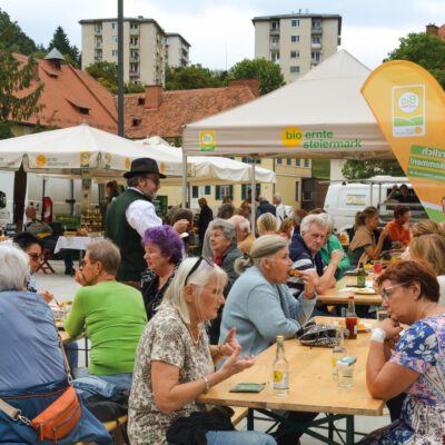 © Bio Ernte Steiermark Tische mit Festgästen beim Bio-Kartoffelfest