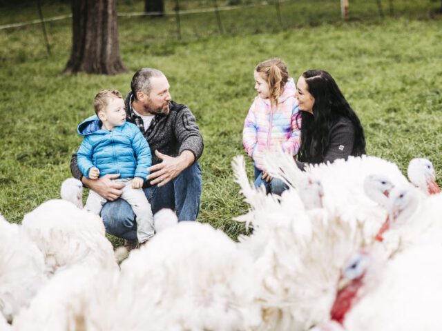 Familie mit Puten im Vordergrund
