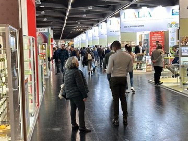 Menschen auf der Messe BIOFACH