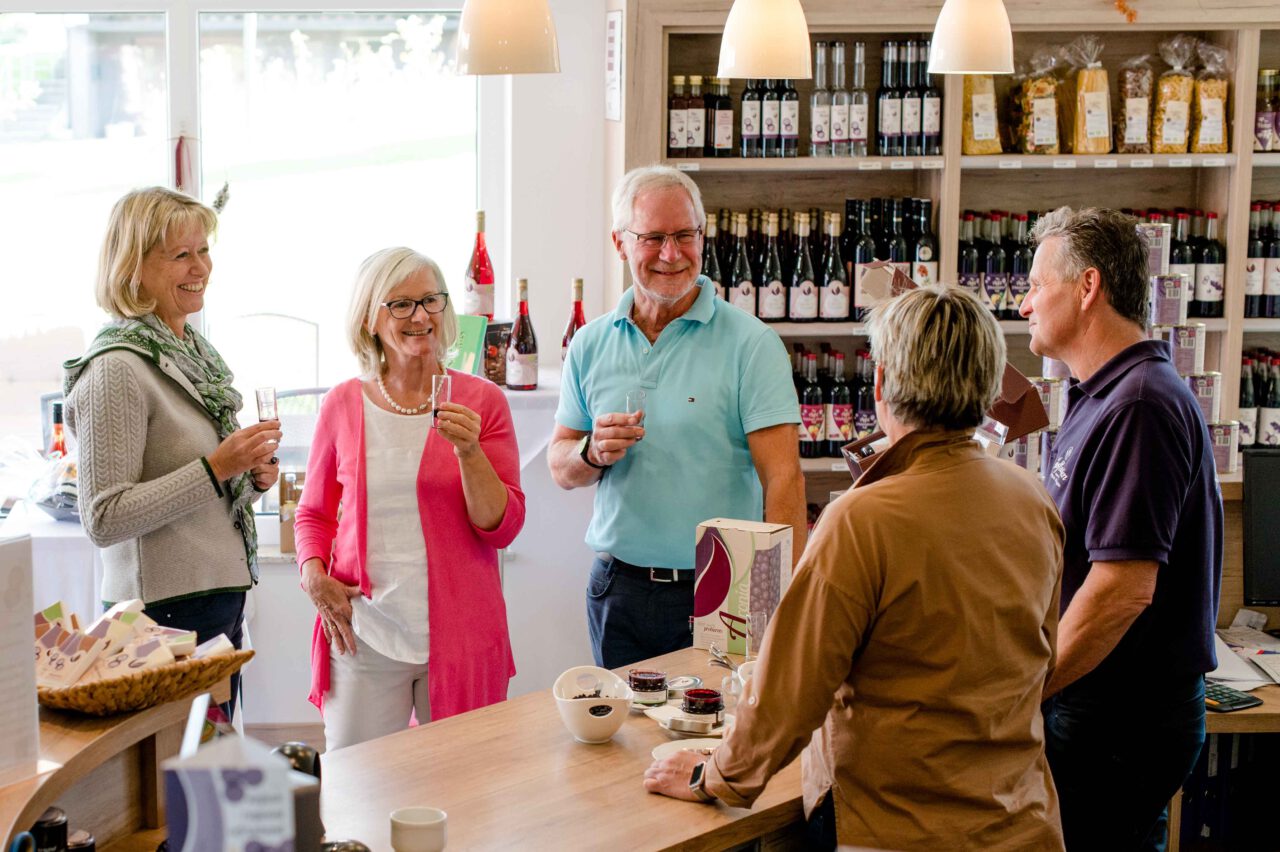 Kundinnen kaufen beim Aroniahof Kober ein