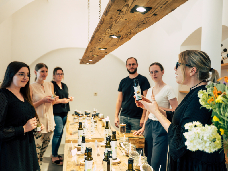 Personen bei Produktverkostung bei der Schalkmühle