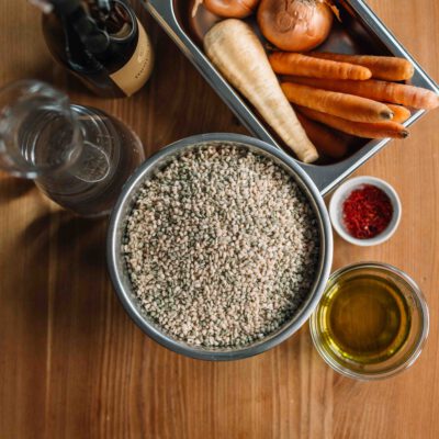 © Slow Food Österreich/ Butter & Salt Zutaten für Bio-Rezept auf Tischplatte