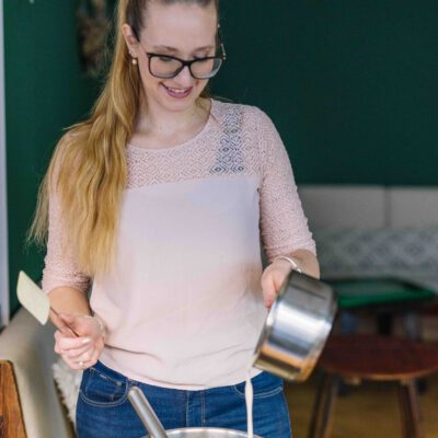 © Slow Food Österreich/ Butter & Salt Frau bereitet Karamell zu