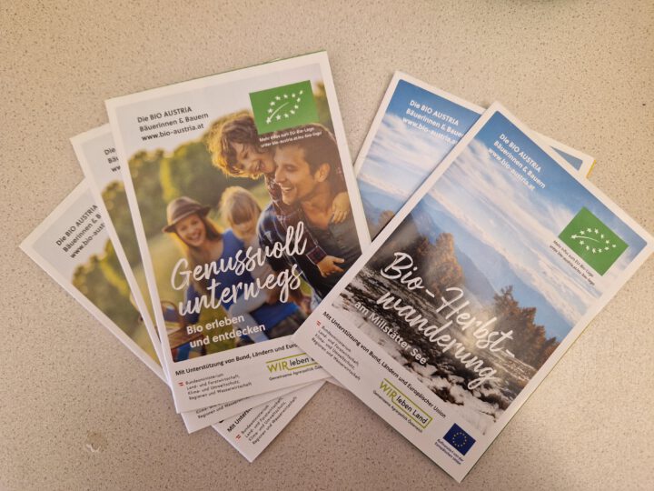 zwei unterschiedliche Wanderkarten Themen Bio-Genuss und Wanderung. Gebiet: Kärnten