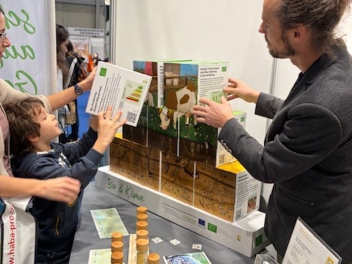 Messestand von BIO AUSTRIA bei der Interpädagogica 2025 mit Besucher:innen