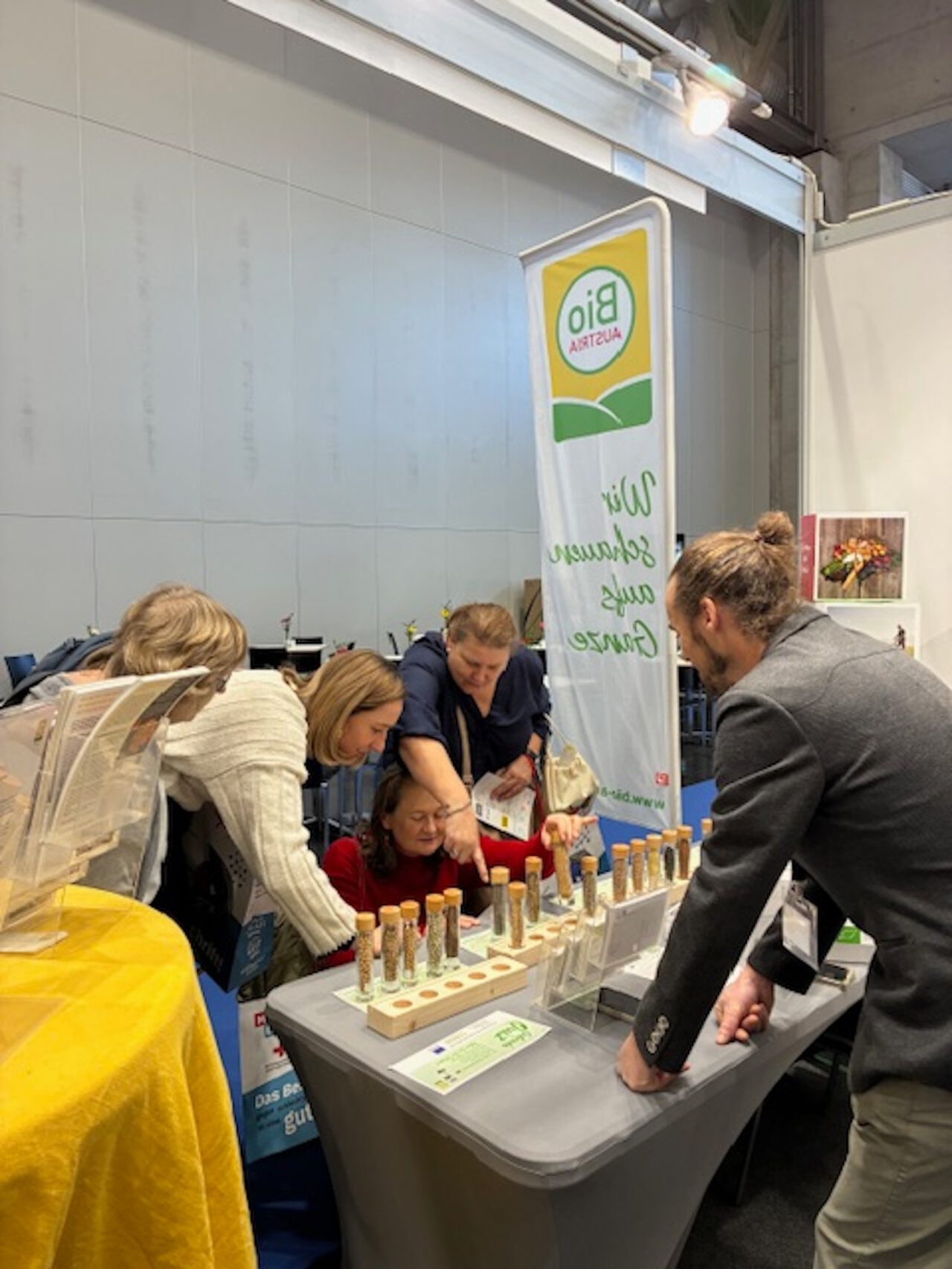 BIO AUSTRIA Stand mit Besucher:innen bei der Interpädagogica Messe