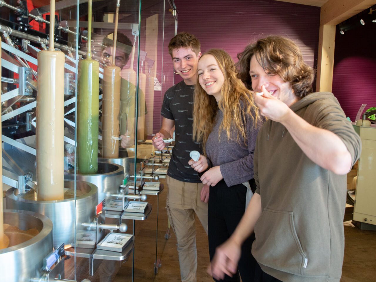 Kinder mit Schokobrunnen bei Zotter Schokolade