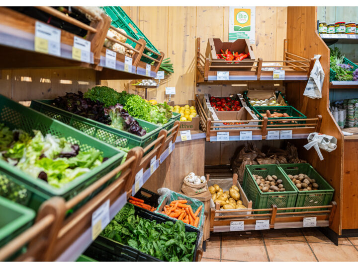 Der Biobauernmarkt Aglassing in St. Georgen bei Oberndorf in Salzburg wird von zwei Familien betrieben: Eisl Manfred und Heidi, Esserbauer, St. Georgen und Sohn Markus; Spitzauer Hans und Inge und Sohn Anton, Schusterbauer in St. Georgen;