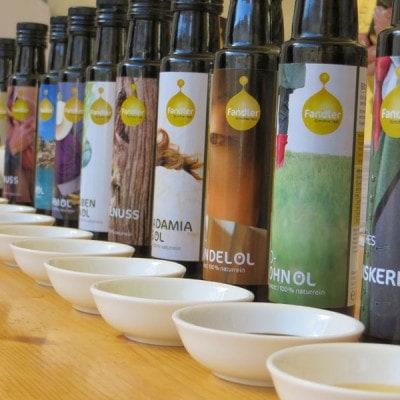 verschiedene Öle mit Probeschälchen davor