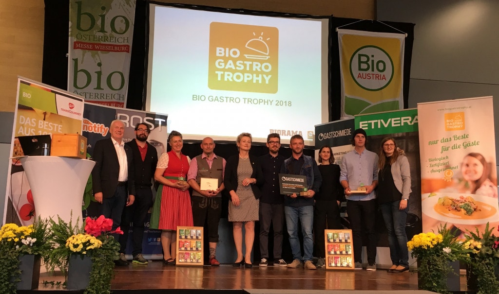 Gruppenbilder aller Gewinner der BIO GASTRO TROPHY 2018 auf einer Bühne. Die Verleihung fand statt bei der Messe Bio Österreich in Wieselburg (NÖ).