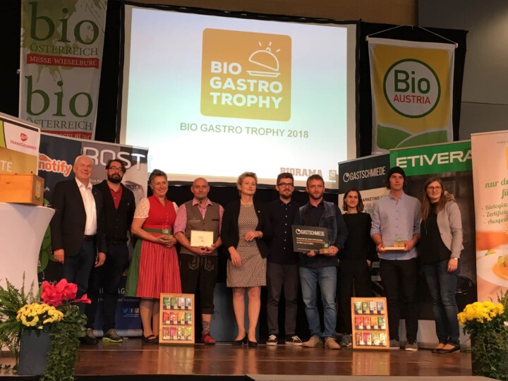 Gruppenbilder aller Gewinner der BIO GASTRO TROPHY 2018 auf einer Bühne. Die Verleihung fand statt bei der Messe Bio Österreich in Wieselburg (NÖ).