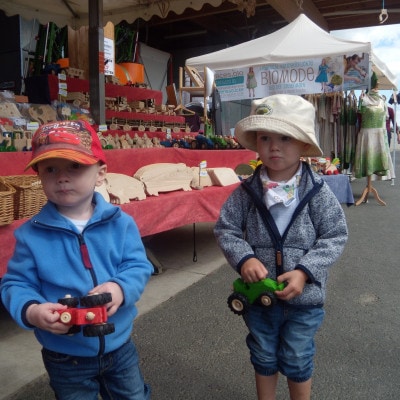 © BIO AUSTRIA Burgenland Kinder mit Holzspielzeugtraktoren