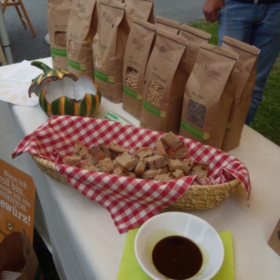 © BIO AUSTRIA Burgenland Korb mit Brotstücke und Säckchen mit Getreide