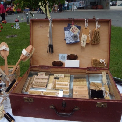 © BIO AUSTRIA Burgenland Holzkiste mit vielen Bürsten