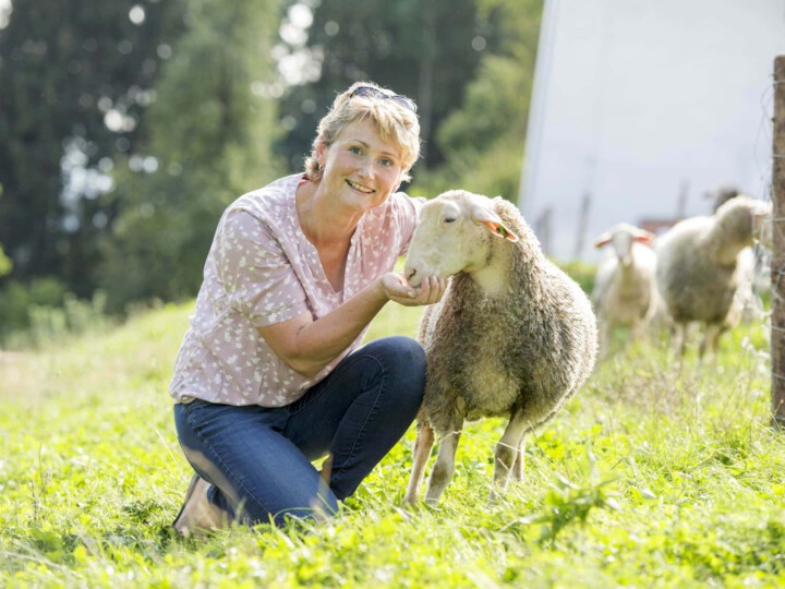 Gertrude Grabmann mit einem Schaf