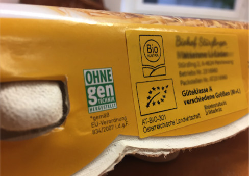 Eierkarton mit BIO AUSTRIA-Siegel und "Ohne Gentechnik hergestellt"-Kennzeichnung