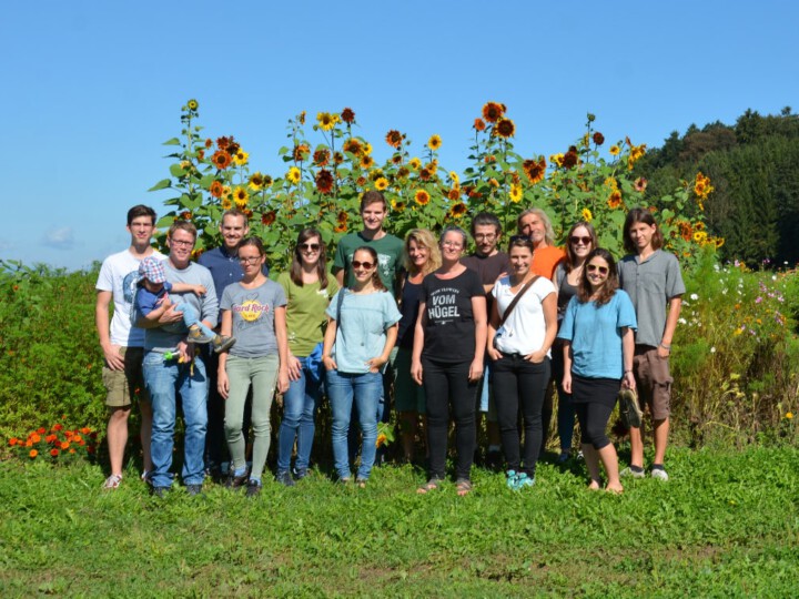 BANG-Gruppenfoto Exkursion zu Bio-Blumen VOM HÜGEL in der Steiermark