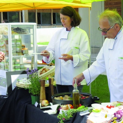 © BIO AUSTRIA Burgenland Biofestverkäufer bieten Kostproben an