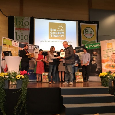 Gewinner übernimmt Preis auf Bühne bei der Verleihung der BIO GASTRO TROPHY 2018