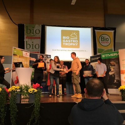 Gewinner übernimmt Preis auf Bühne bei der Verleihung der BIO GASTRO TROPHY 2018