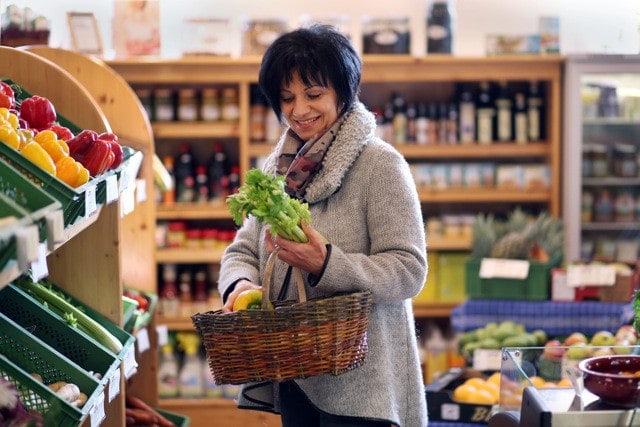 Frau beim einkaufen von Gemüse