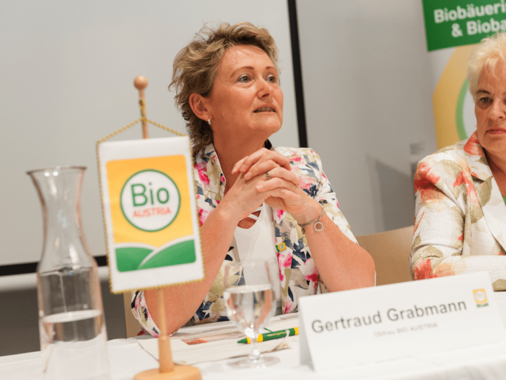 BIO AUSTRIA Obfrau Gertraud Grabmann spricht bei einer Ddiskussionsveranstaltung über die Landwirtschaft von morgen