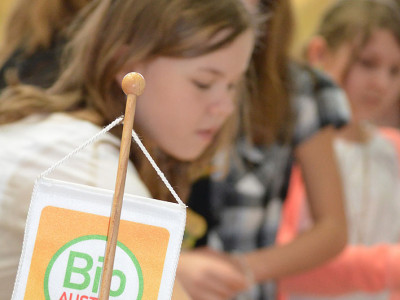 BIO AUSTRIA Logo im Vordergrund und dahinter Kinder